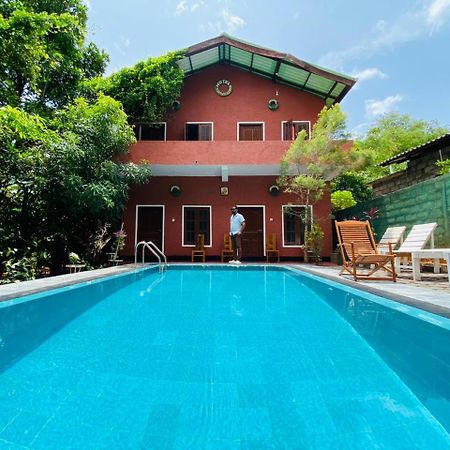 Hotel Hideaway Garage ดัมบูลลา ภายนอก รูปภาพ
