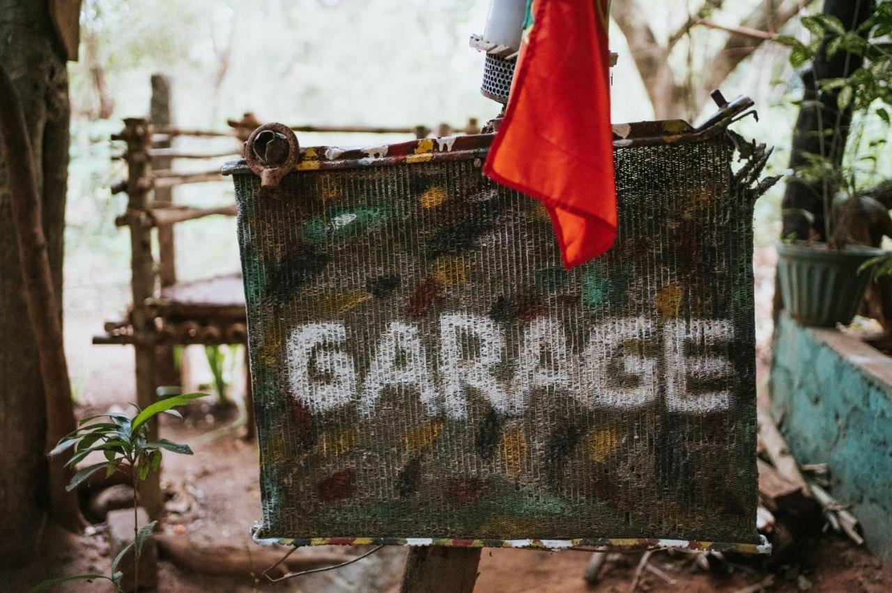 Hotel Hideaway Garage ดัมบูลลา ภายนอก รูปภาพ
