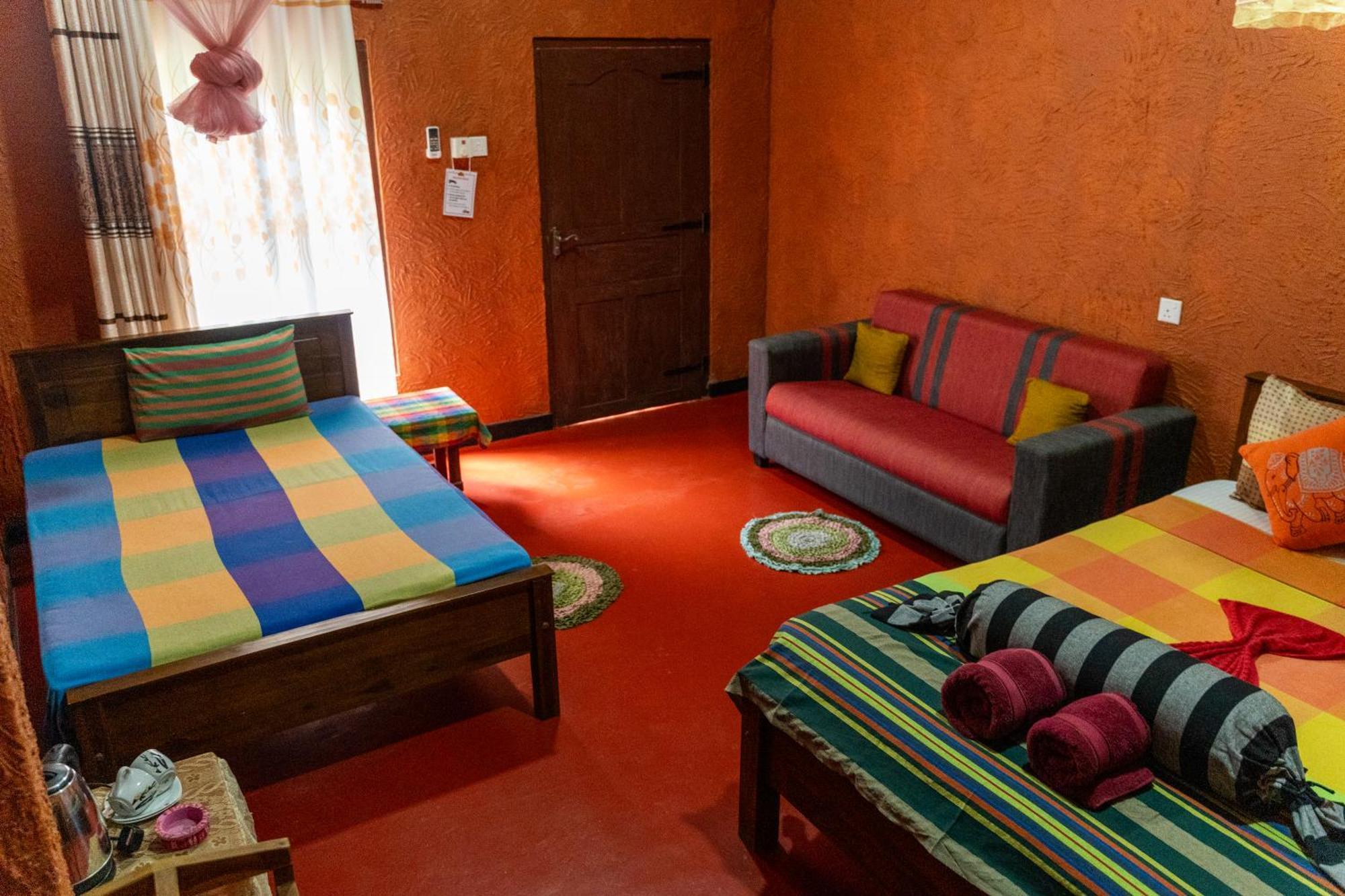 Hotel Hideaway Garage ดัมบูลลา ภายนอก รูปภาพ