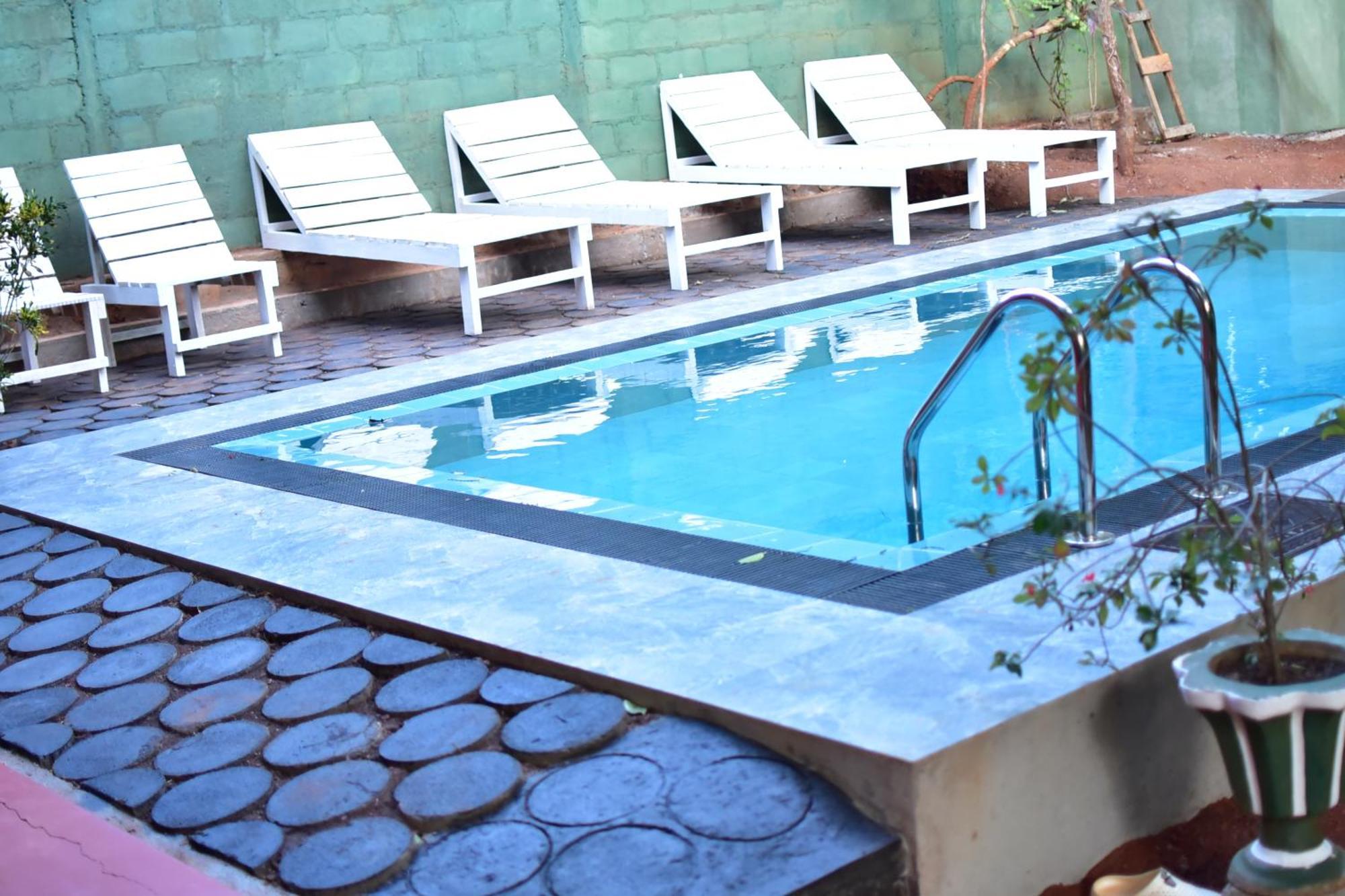 Hotel Hideaway Garage ดัมบูลลา ภายนอก รูปภาพ