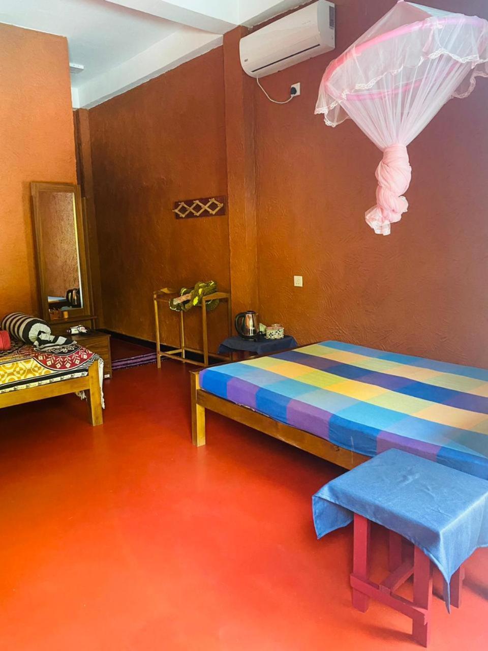 Hotel Hideaway Garage ดัมบูลลา ภายนอก รูปภาพ