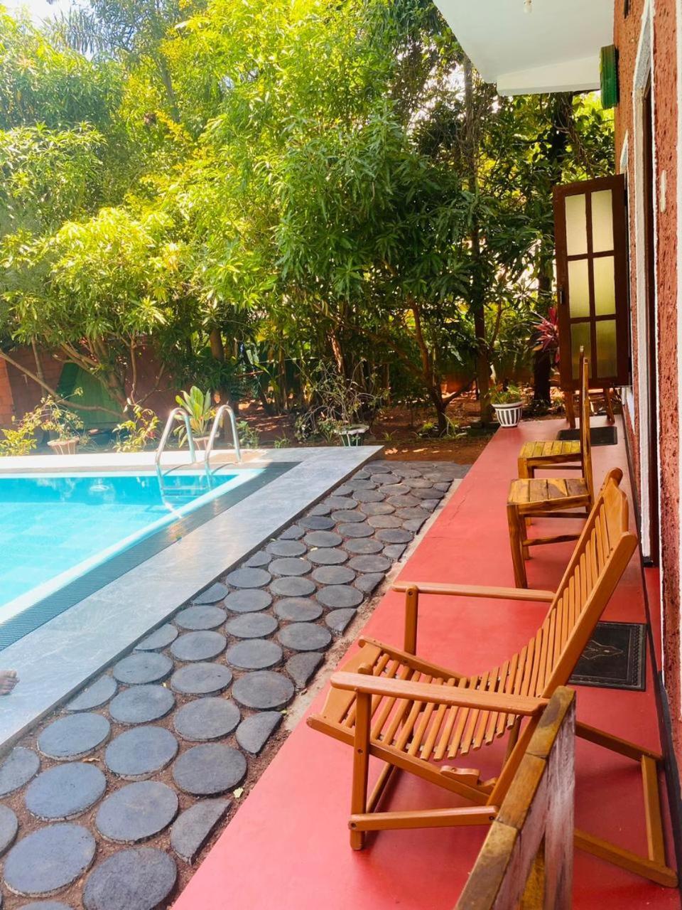 Hotel Hideaway Garage ดัมบูลลา ภายนอก รูปภาพ