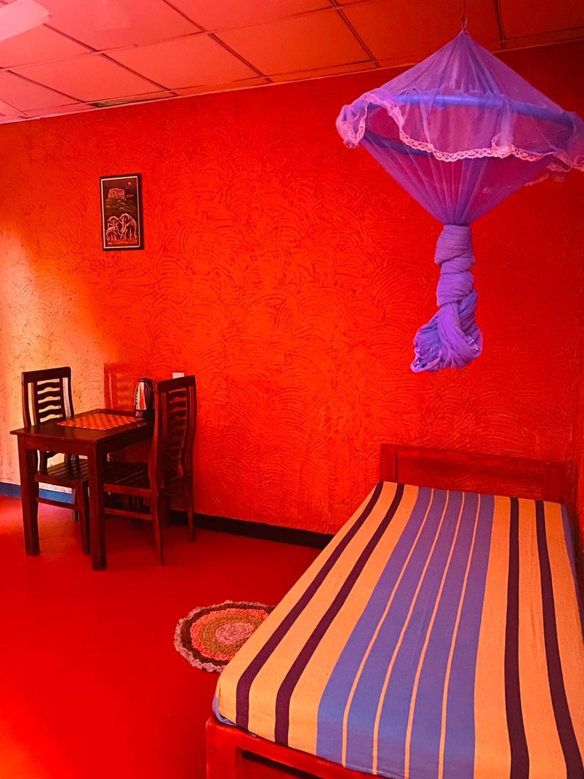 Hotel Hideaway Garage ดัมบูลลา ภายนอก รูปภาพ
